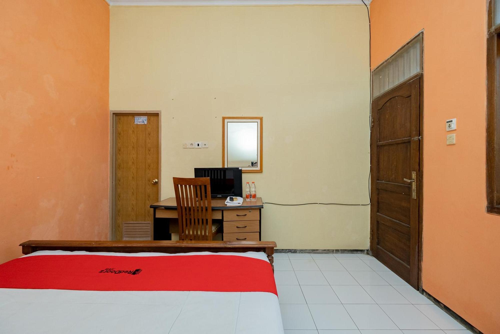 Reddoorz Syariah At Jalan Sunan Giri Tuban Hotel Tuban  Eksteriør billede